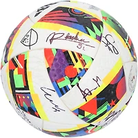 Ballon de football adidas utilisé en match par le Toronto FC lors de la saison 2024 de la MLS et autographié par au moins 10 joueurs.
