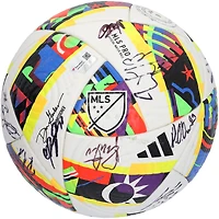 Ballon de football adidas utilisé en match par le Toronto FC lors de la saison 2024 de la MLS et autographié par au moins 10 joueurs.