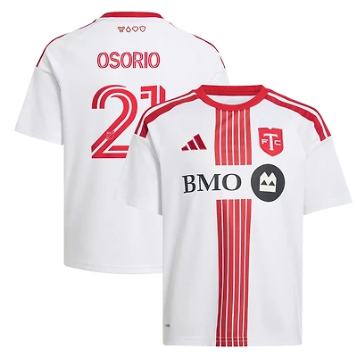 Maillot réplique blanc d'hiver 2026 du Toronto FC, porté par Jonathan Osorio, jeune joueur d'adidas.