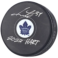 Auston Matthews des Maple Leafs de Toronto a autographié la rondelle de hockey du vainqueur du trophée Hart 2022 avec l'inscription « 2022 Hart »