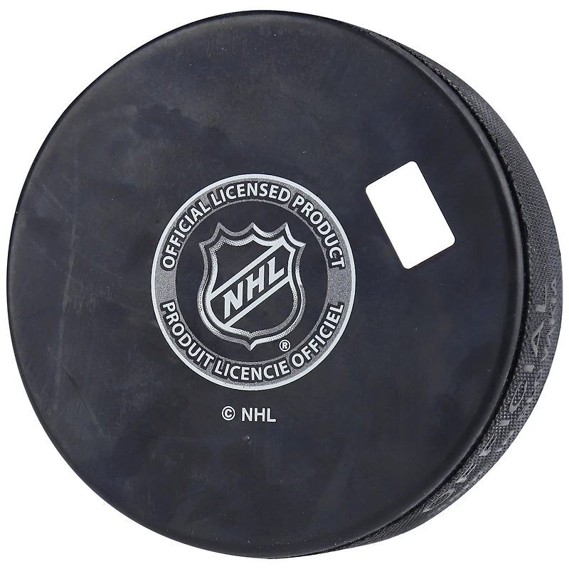 Auston Matthews des Maple Leafs de Toronto a autographié la rondelle de hockey du vainqueur du trophée Hart 2022 avec l'inscription « 2022 Hart »