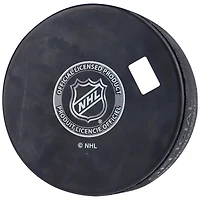 Auston Matthews des Maple Leafs de Toronto a autographié la rondelle de hockey du vainqueur du trophée Hart 2022 avec l'inscription « 2022 Hart »
