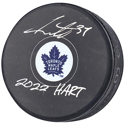 Auston Matthews des Maple Leafs de Toronto a autographié la rondelle de hockey du vainqueur du trophée Hart 2022 avec l'inscription « 2022 Hart »