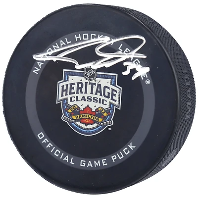 Rondelle de jeu officielle autographiée par Auston Matthews des Maple Leafs de Toronto pour le Heritage Classic 2022