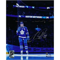 Photographie autographiée d'Auston Matthews des Maple Leafs de Toronto en maillot bleu de 20,3 x 25,4 cm avant le match