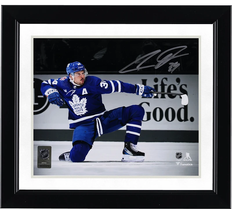 Photographie autographiée de 8" x 10" d'Auston Matthews des Maple Leafs de Toronto, un genou en l'air célébrant la victoire