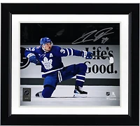 Photographie autographiée de 8" x 10" d'Auston Matthews des Maple Leafs de Toronto, un genou en l'air célébrant la victoire