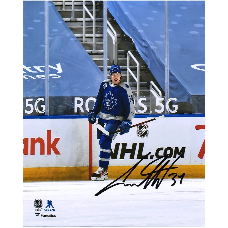 Photographie autographiée de célébration de but en maillot rétro inversé de 8" x 10" d'Auston Matthews des Maple Leafs de Toronto