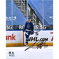 Photographie autographiée de célébration de but en maillot rétro inversé de 8" x 10" d'Auston Matthews des Maple Leafs de Toronto