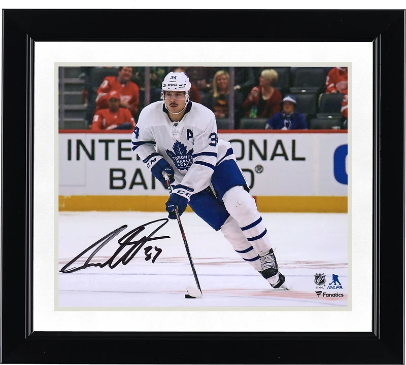 Photographie horizontale autographiée de 8" x 10" d'Auston Matthews des Maple Leafs de Toronto en train de patiner