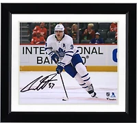 Photographie horizontale autographiée de 8" x 10" d'Auston Matthews des Maple Leafs de Toronto en train de patiner