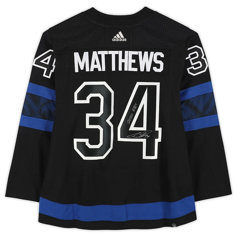Maillot authentique alternatif autographié par Auston Matthews des Maple Leafs de Toronto, vainqueur du trophée Hart 2022 d'adidas, avec l'inscription « 2022 Hart »