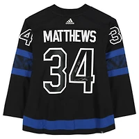 Maillot authentique alternatif autographié par Auston Matthews des Maple Leafs de Toronto, vainqueur du trophée Hart 2022 d'adidas, avec l'inscription « 2022 Hart »