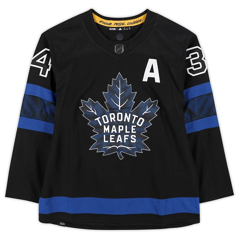 Maillot authentique alternatif autographié par Auston Matthews des Maple Leafs de Toronto, vainqueur du trophée Hart 2022 d'adidas, avec l'inscription « 2022 Hart »