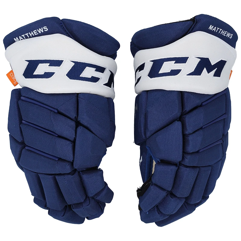 Gants de jeu CCM bleus autographiés Auston Matthews des Maple Leafs de Toronto avec inscription « 2022 Hart » - Édition limitée à 10