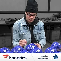 Casque bleu miniature autographié par Auston Matthews des Maple Leafs de Toronto