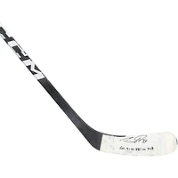 Bâton CCM noir autographié par Auston Matthews des Maple Leafs de Toronto lors du match contre les Panthers de la Floride le 12 mai 2023 avec l'inscription « GU 5-12-23 vs FLA ».