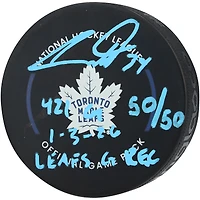 Rondelle de match officielle autographiée par Auston Matthews des Maple Leafs de Toronto avec inscriptions multiples - Édition limitée n° 50/50