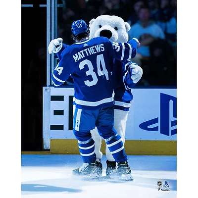 Photographie non signée d'Auston Matthews des Maple Leafs de Toronto célébrant avec Carlton l'ours