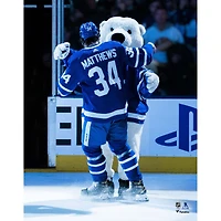 Photographie non signée d'Auston Matthews des Maple Leafs de Toronto célébrant avec Carlton l'ours