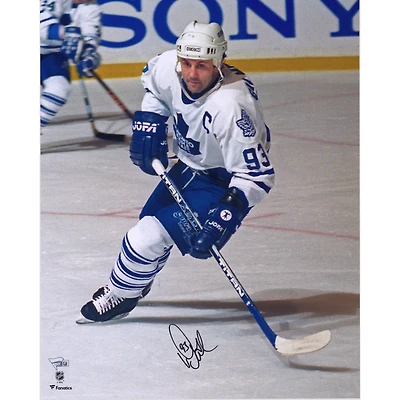 Photographie autographiée de 16" x 20" de Doug Gilmour en maillot blanc des Maple Leafs de Toronto en train de patiner