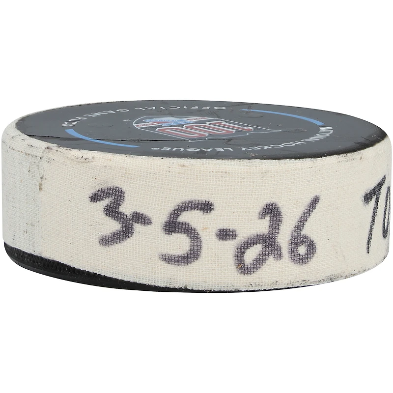 Rondelle de but utilisée par Easton Cowan des Maple Leafs de Toronto le 5 mars 2026 contre les Rangers de New York