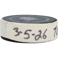 Rondelle de but utilisée par Easton Cowan des Maple Leafs de Toronto le 5 mars 2026 contre les Rangers de New York