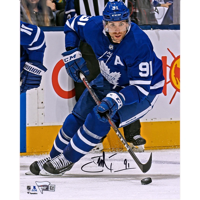 Photographie verticale autographiée de 8" x 10" de John Tavares, maillot bleu des Maple Leafs de Toronto, patinant avec une rondelle