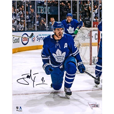 Photographie autographiée de 8" x 10" de John Tavares célébrant un but des Maple Leafs de Toronto
