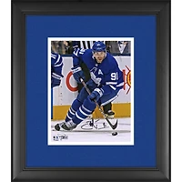 Photographie encadrée autographiée de 8" x 10" de John Tavares, maillot bleu des Maple Leafs de Toronto, patinant avec une rondelle