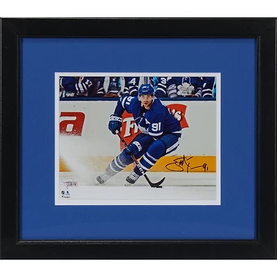 Photographie encadrée autographiée de 8" x 10" de John Tavares, maillot bleu des Maple Leafs de Toronto