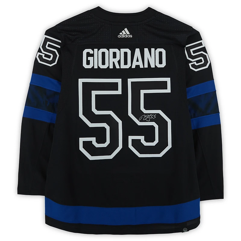 Maillot authentique noir dédicacé par Mark Giordano des Maple Leafs de Toronto