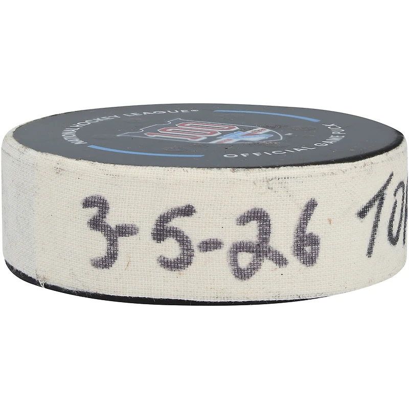Rondelle de but utilisée par Matias Maccelli des Maple Leafs de Toronto le 5 mars 2026 contre les Rangers de New York