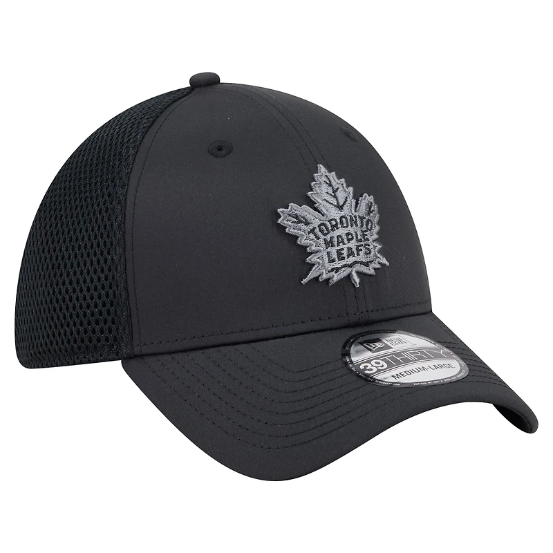 Casquette New Era noire Toronto Maple Leafs Blackout 39THIRTY Flex Fit pour homme