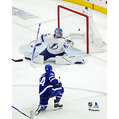 Photographie non signée de Morgan Rielly des Maple Leafs Toronto jouant la rondelle