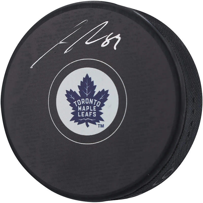 Rondelle de hockey autographiée par Nick Robertson des Maple Leafs de Toronto