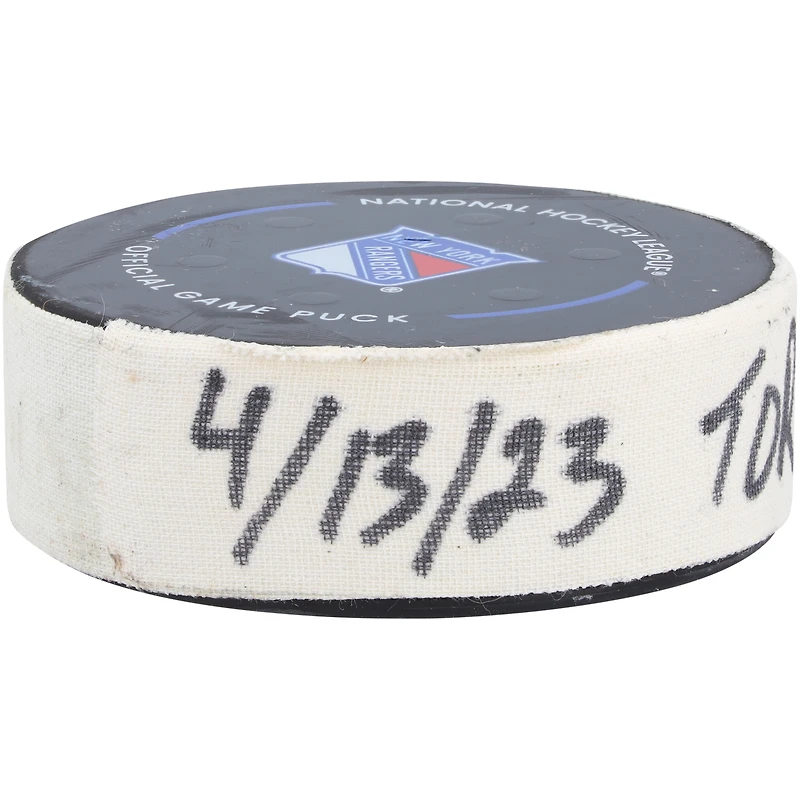 Rondelle de but utilisée par Timothy Liljegren pour le match des Maple Leafs de Toronto contre les Rangers de New York le 13 avril 2023