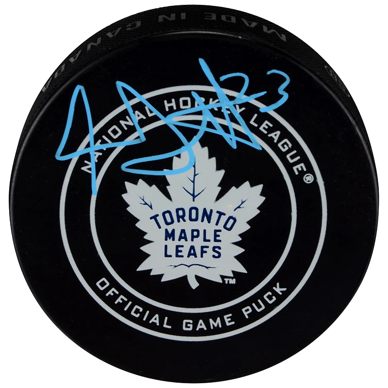 Rondelle de match officielle autographiée par Travis Dermott des Maple Leafs de Toronto