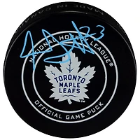 Rondelle de match officielle autographiée par Travis Dermott des Maple Leafs de Toronto