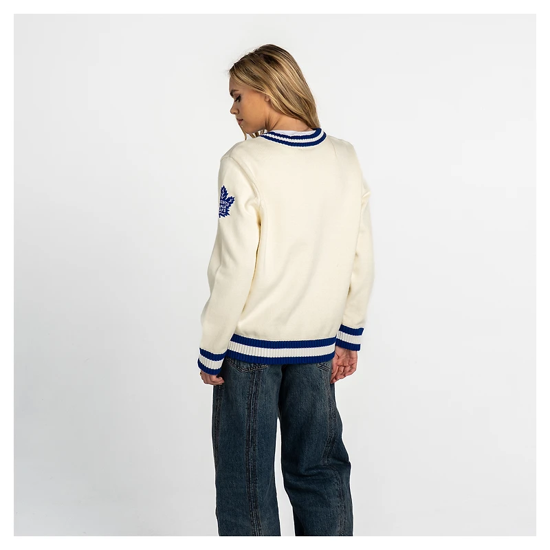Pull à col en V jacquard crème The Wild Collective pour femme, motif Maple Leafs de Toronto
