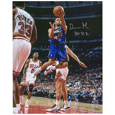 Photographie autographiée de 16" x 20" de Damon Stoudamire des Toronto Raptors contre les Chicago Bulls avec l'inscription "ROY 95-96"