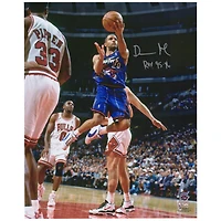 Photographie autographiée de 16" x 20" de Damon Stoudamire des Toronto Raptors contre les Chicago Bulls avec l'inscription "ROY 95-96"