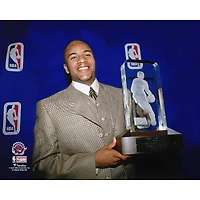 Damon Stoudamire, joueur non signé des Toronto Raptors, tenant le trophée de recrue l'année 1995-96 la NBA