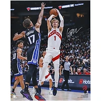 Photographie autographiée de Gradey Dick des Toronto Raptors lors du tir en suspension contre les Kings, 16" x 20"