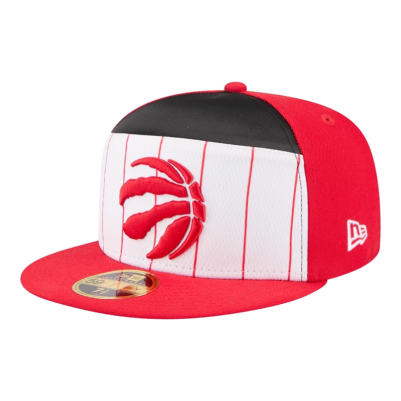 Casquette ajustée New Era 59FIFTY pour homme, blanche et rouge, Toronto Raptors, collection NBA 2025 Tip Off Split Panel.