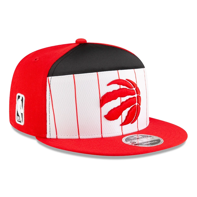 Casquette New Era blanche/rouge Toronto Raptors 2025 NBA Tip Off Split Panel 9FIFTY Snapback pour homme