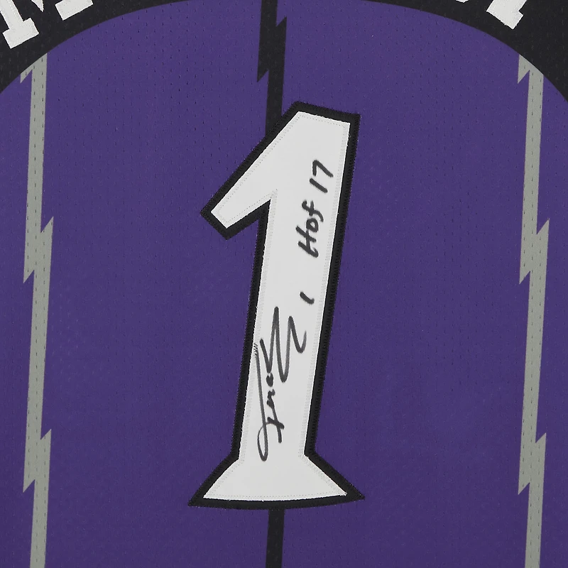 Maillot authentique Mitchell & Ness 1998 des Raptors de Toronto, signé par Tracy McGrady, avec inscription « HOF 17 ».