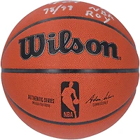 Ballon de basket-ball d'intérieur/extérieur Wilson Authentic Series autographié par Vince Carter des Toronto Raptors avec inscription « 98/99 NBA ROY »