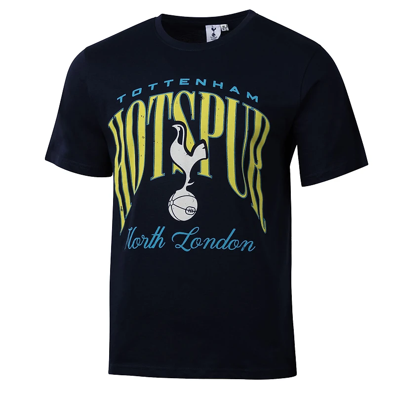 T-shirt graphique Sport Design Suède bleu marine Tottenham Hotspur Hometown Hero pour homme
