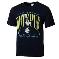 T-shirt graphique Sport Design Suède bleu marine Tottenham Hotspur Hometown Hero pour homme
